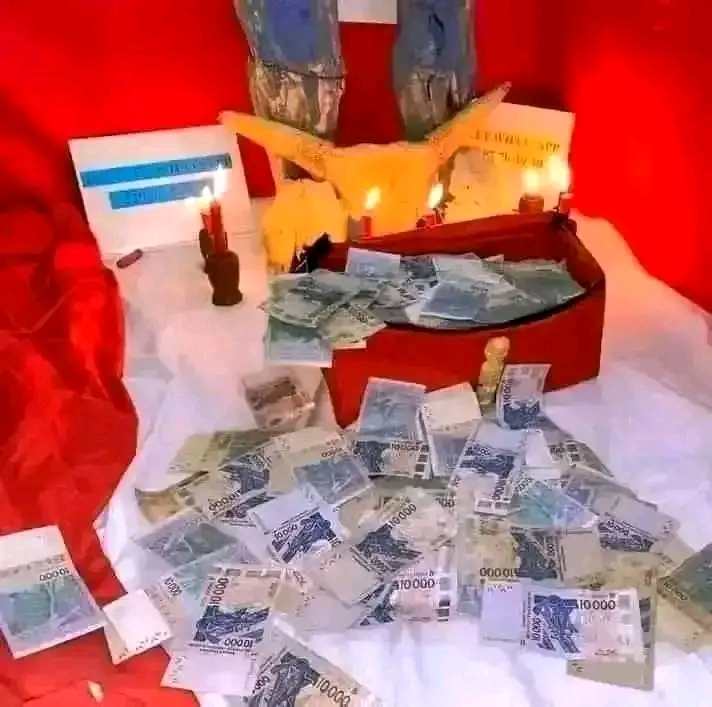 Multiplication d'argent rapide — billets multipliés par le rituel